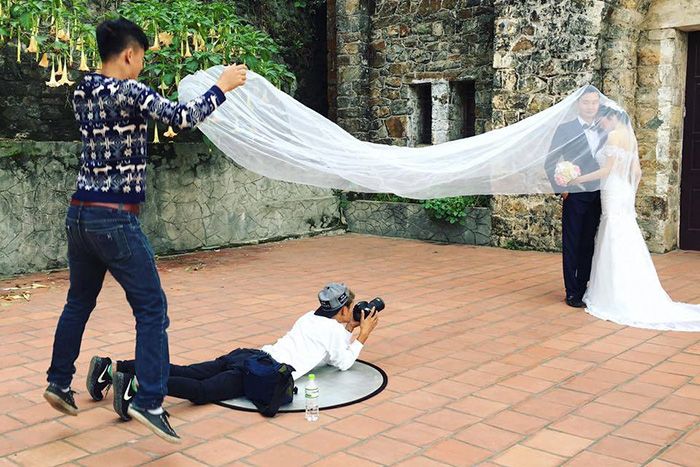 funny behind-the-wedding scenes by photographers